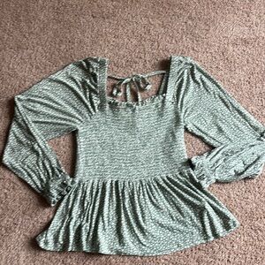 Ruffle bottom, long sleeve green & white elastic top Medium